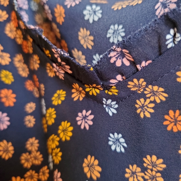 Like New LOFT Tank, Blue, Daisies,Slight Ruffle Edges, XXLP, Worn Twice! - Picture 6 of 8